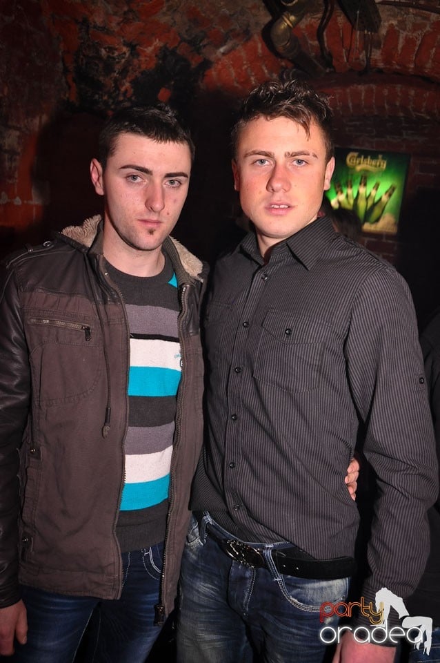 Simte basul în Club Escape, 