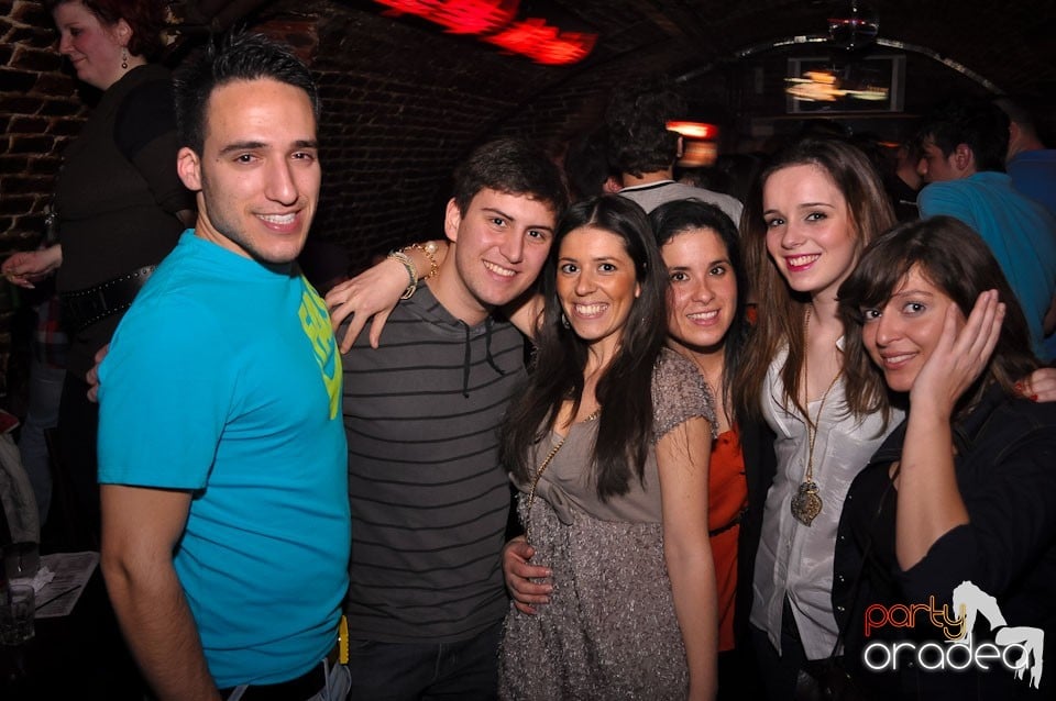 Simte basul în Club Escape, 