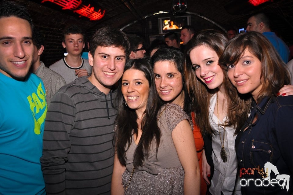 Simte basul în Club Escape, 