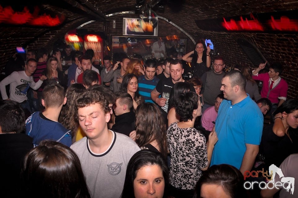 Simte basul în Club Escape, 