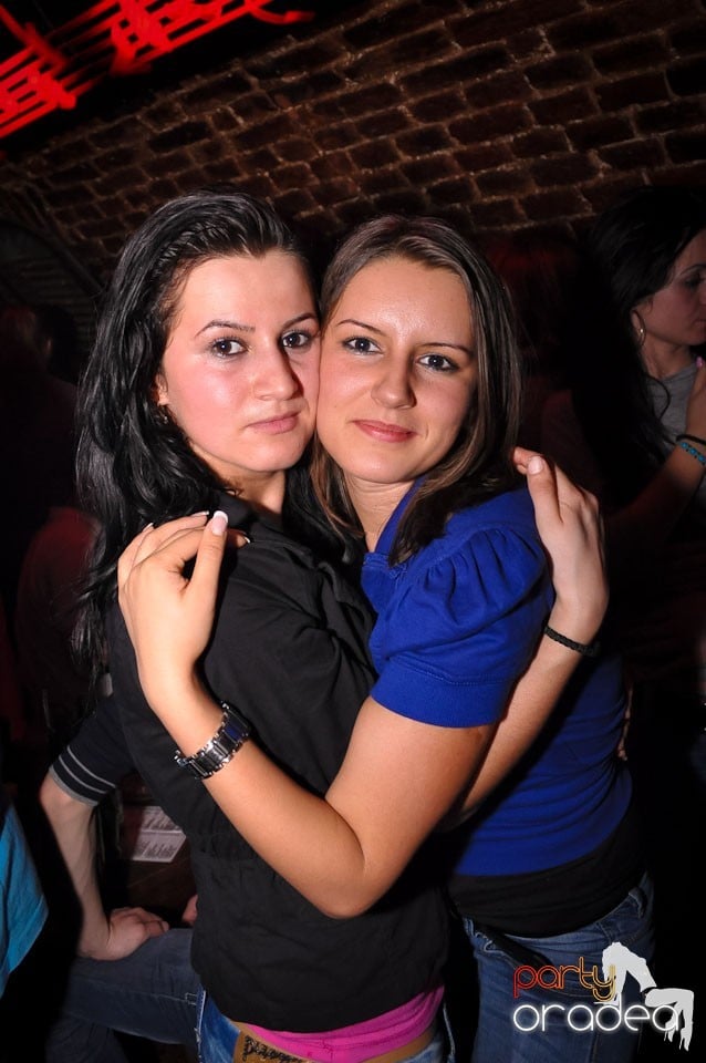 Simte basul în Club Escape, 