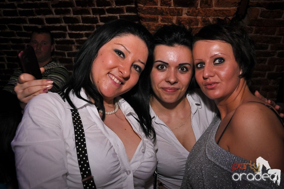 Simte basul în Club Escape, 