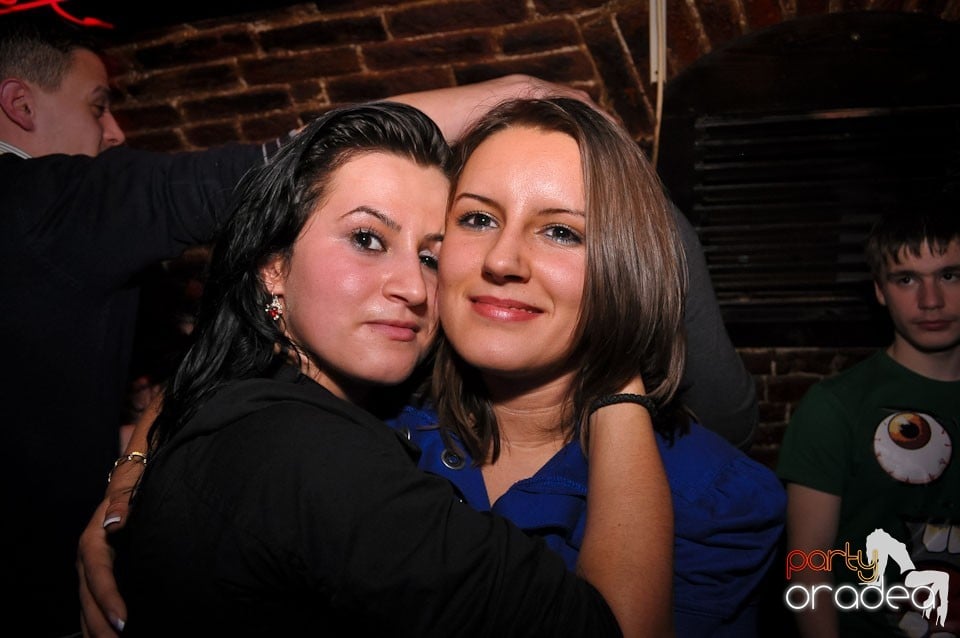 Simte basul în Club Escape, 