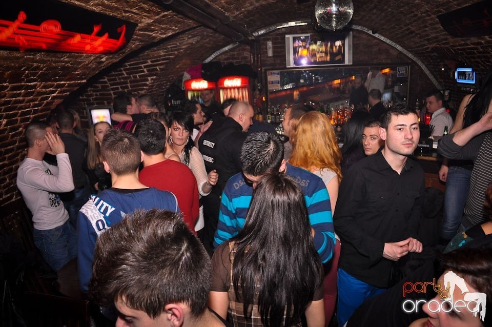 Simte basul în Club Escape, 