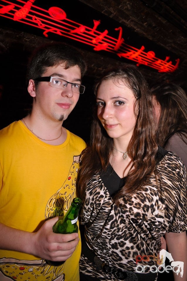 Simte basul în Club Escape, 