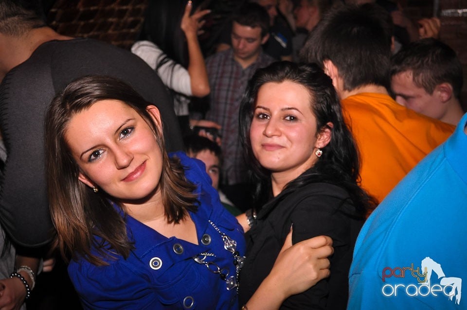 Simte basul în Club Escape, 