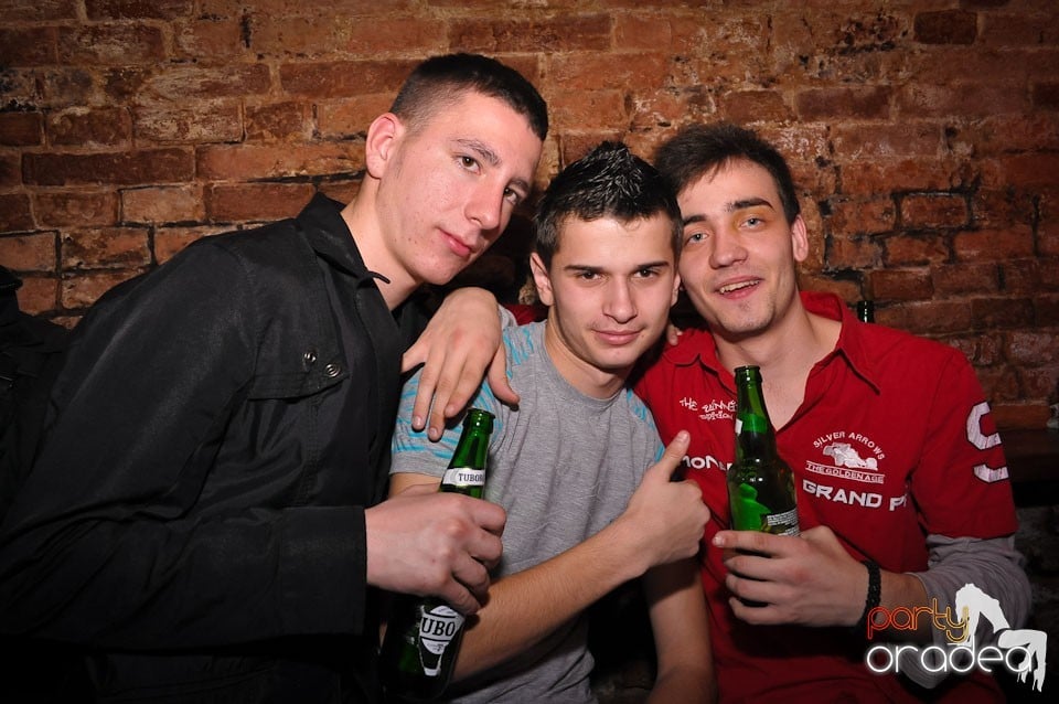 Simte basul în Club Escape, 