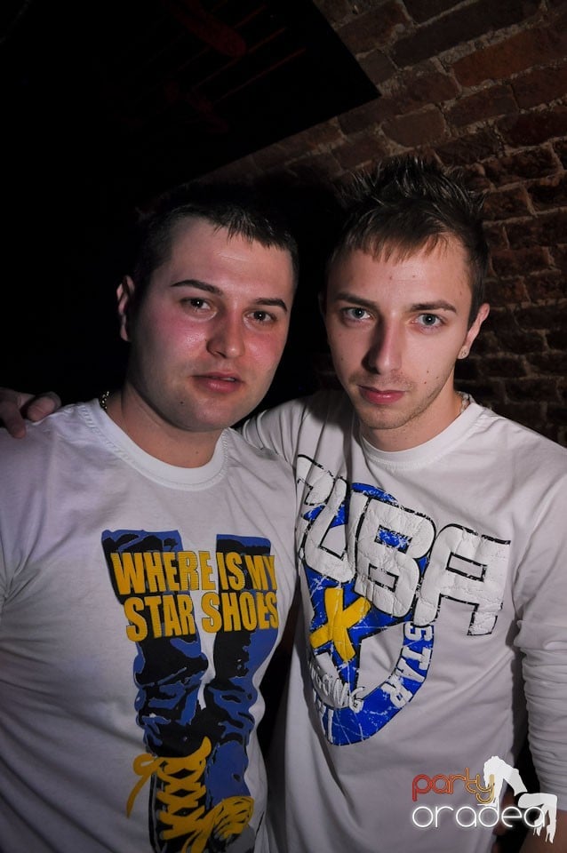 Simte basul în Club Escape, 