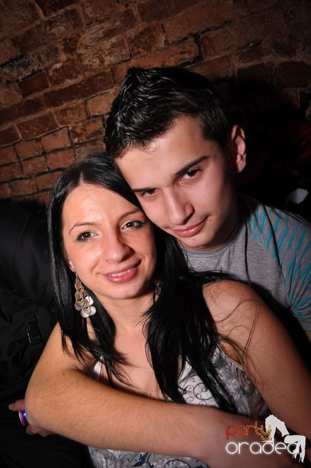 Simte basul în Club Escape, 