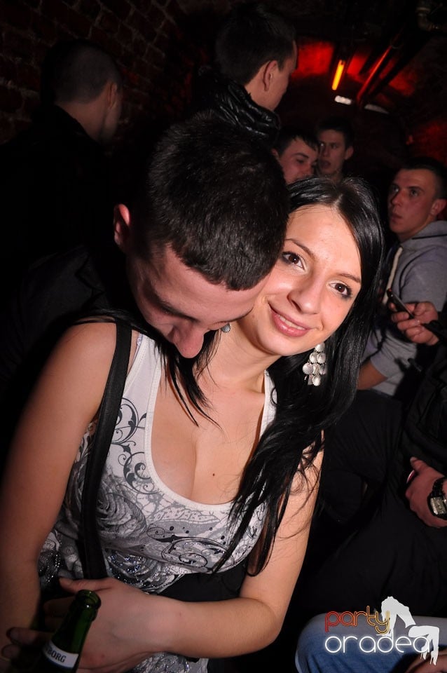 Simte basul în Club Escape, 