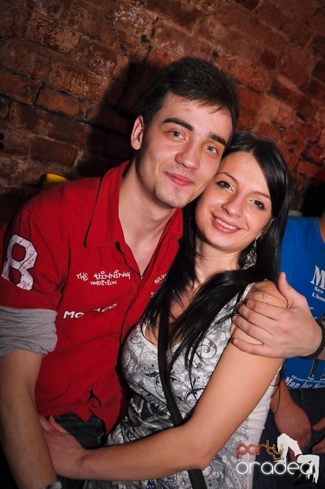 Simte basul în Club Escape, 