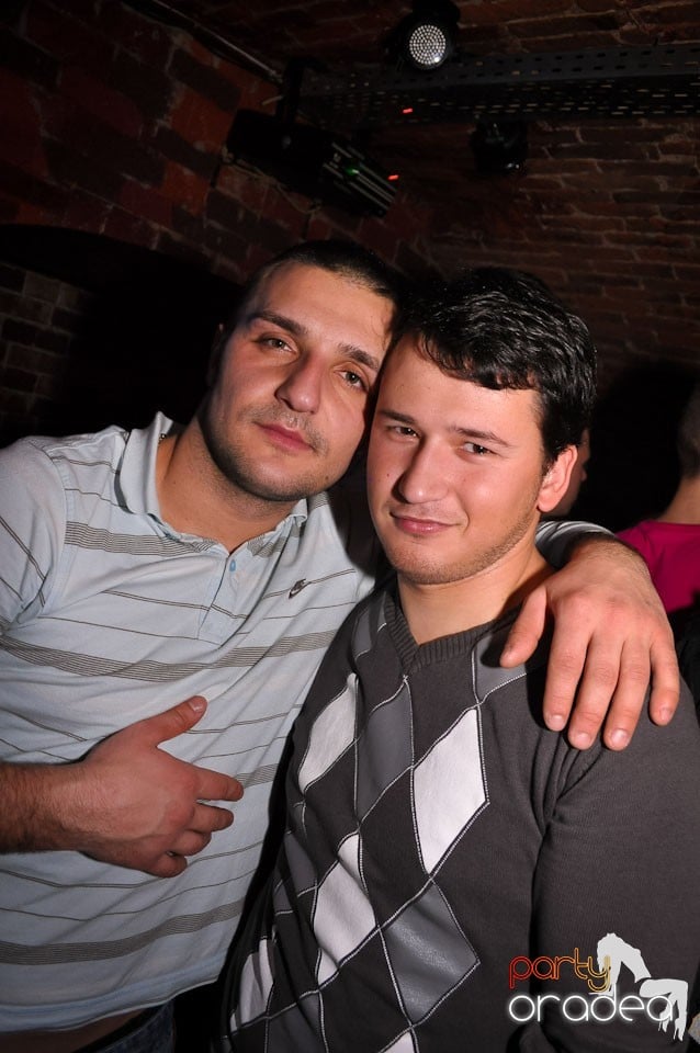 Simte basul în Club Escape, 