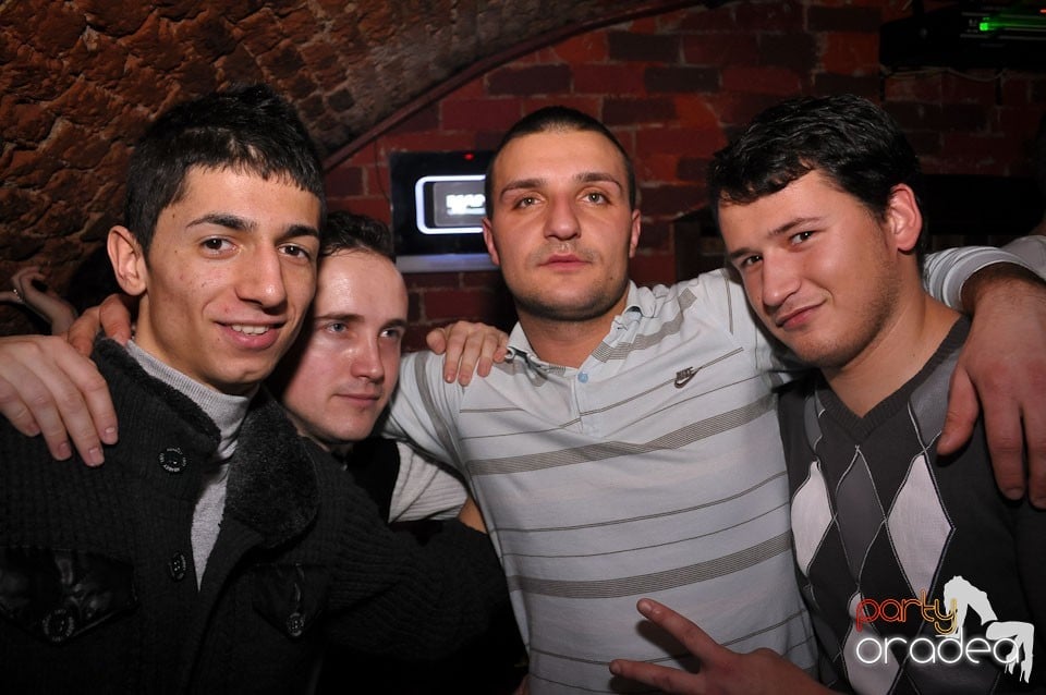 Simte basul în Club Escape, 