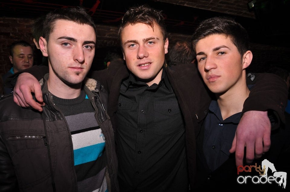 Simte basul în Club Escape, 