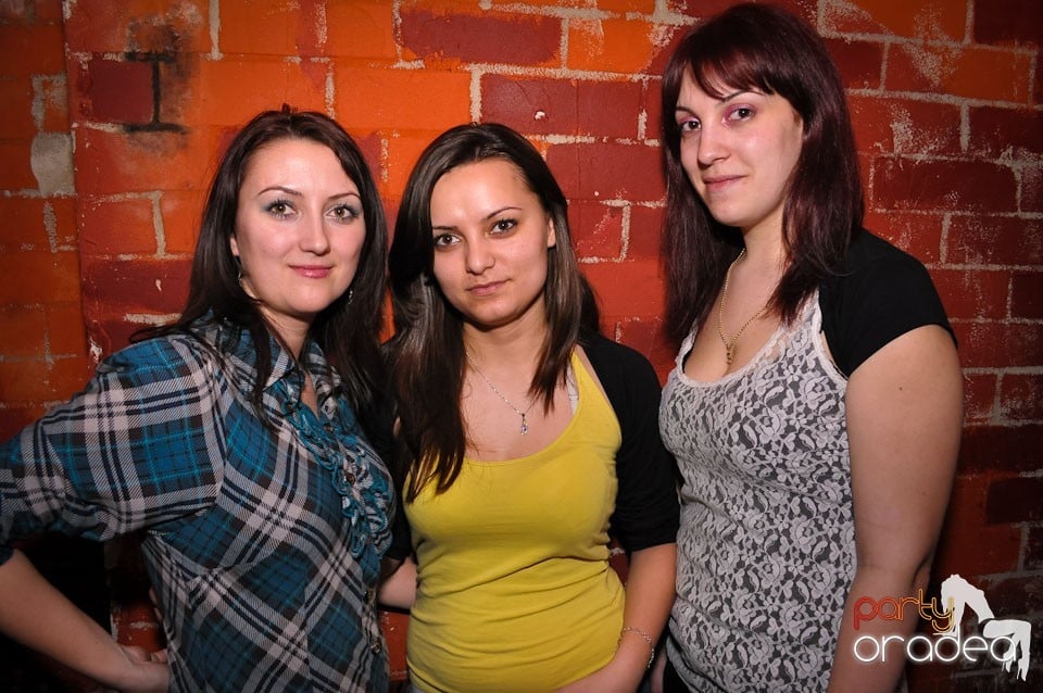 Simte basul în Club Escape, 