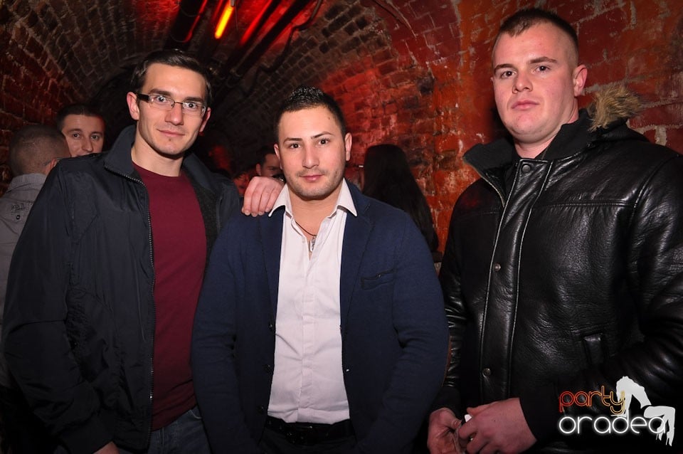 Simte basul în Club Escape, 