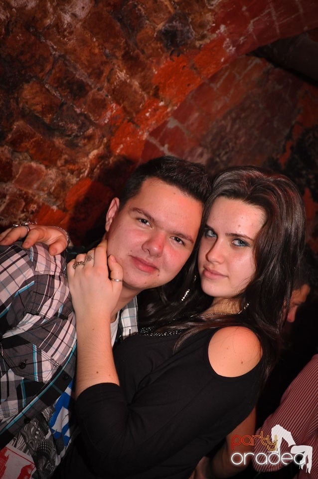 Simte basul în Club Escape, 