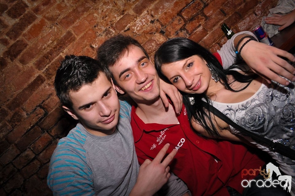 Simte basul în Club Escape, 