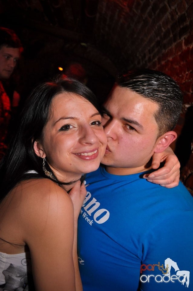 Simte basul în Club Escape, 