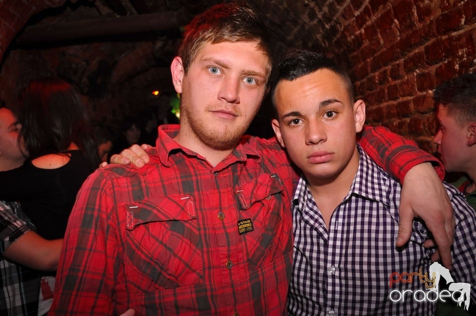 Simte basul în Club Escape, 