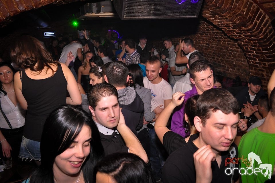 Simte basul în Club Escape, 