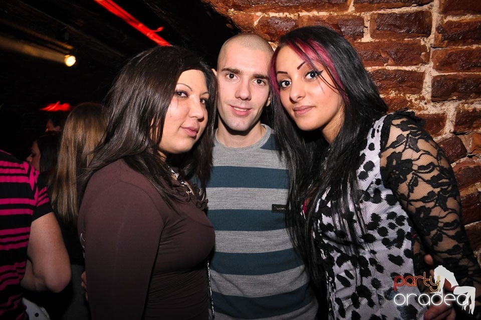 Simte basul în Club Escape, 