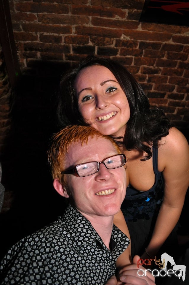 Simte basul în Club Escape, 