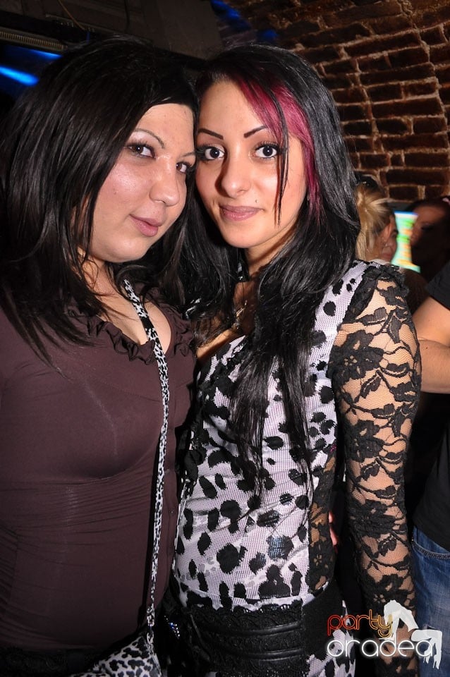 Simte basul în Club Escape, 