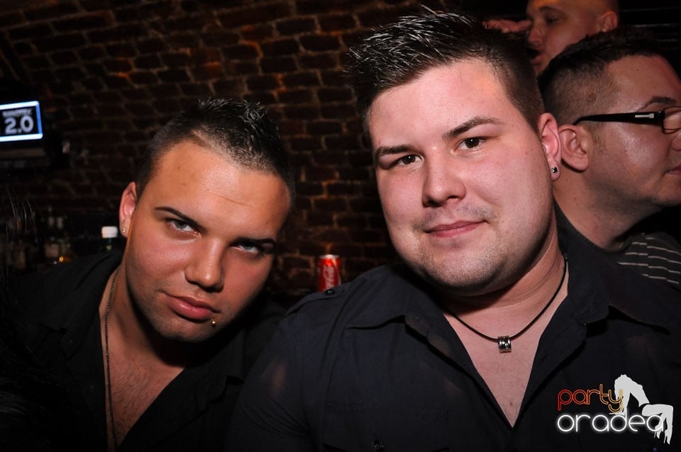 Simte basul în Club Escape, 