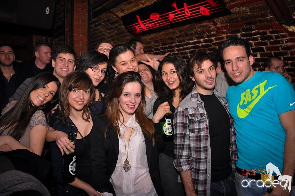 Simte basul în Club Escape, 