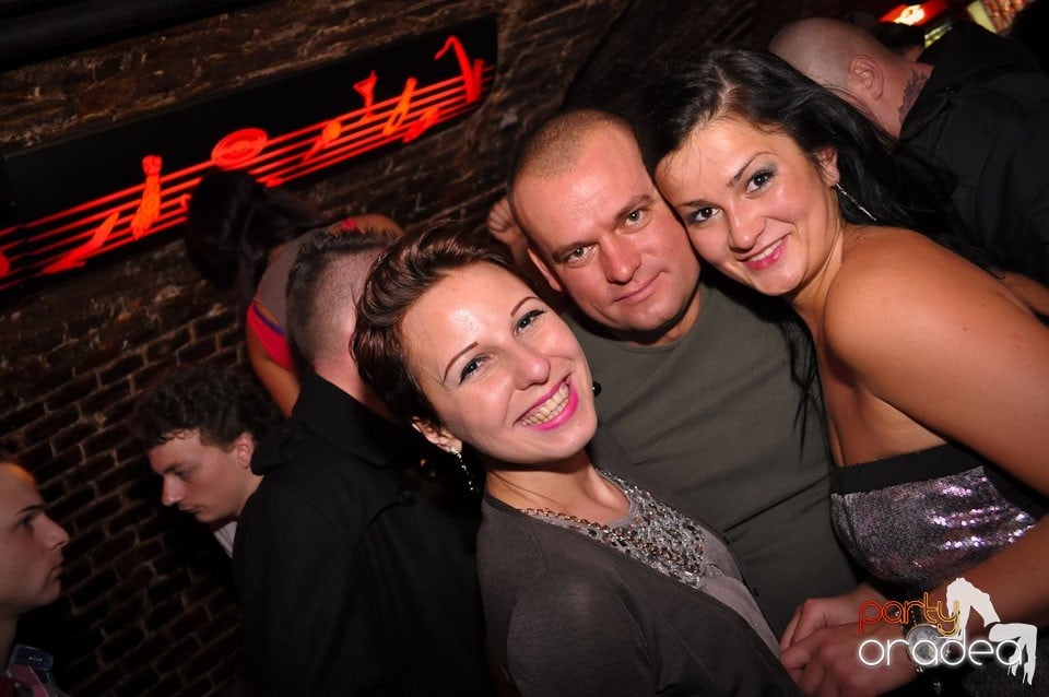 Simte basul în Club Escape, 