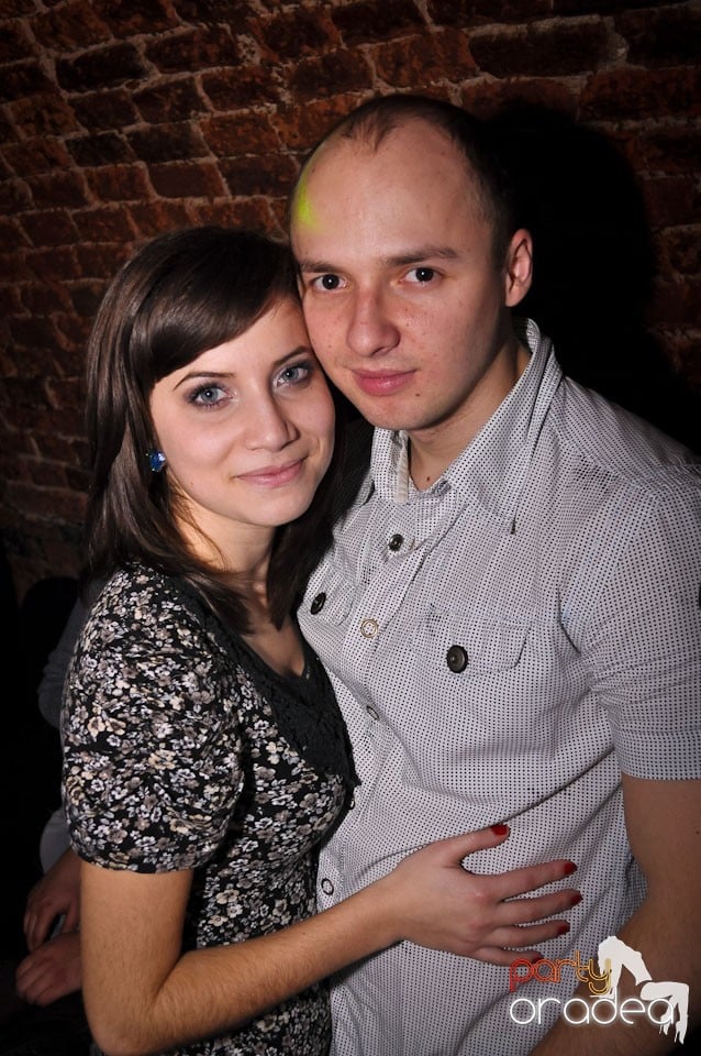 Simte basul în Club Escape, 