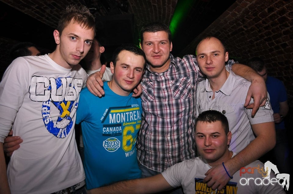 Simte basul în Club Escape, 