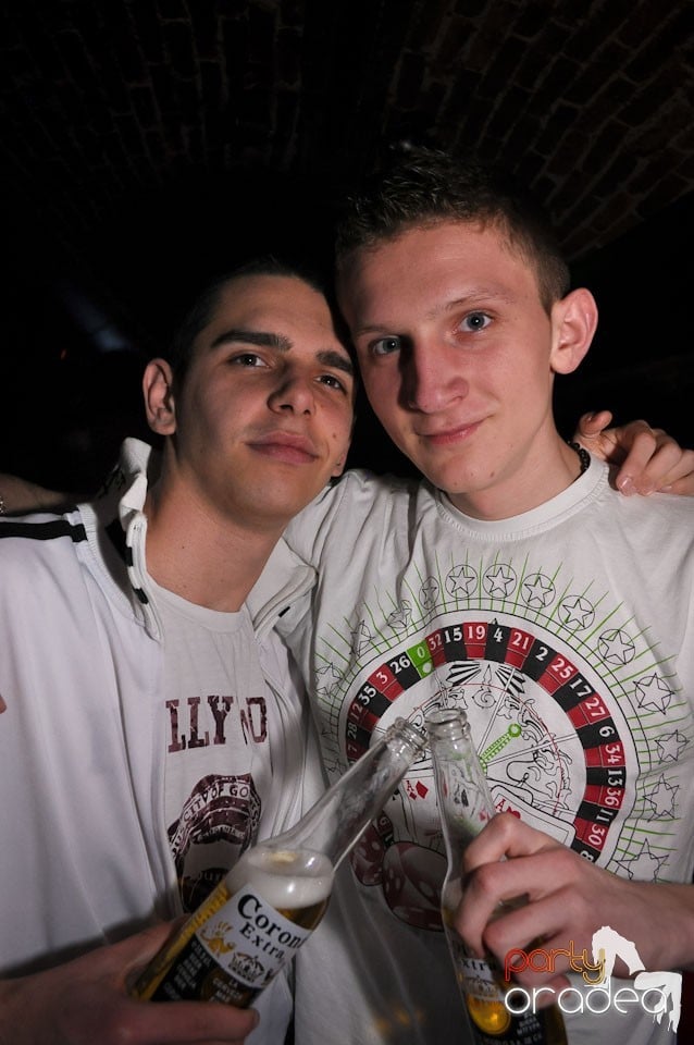 Simte basul în Club Escape, 