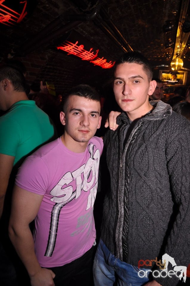 Simte basul în Club Escape, 