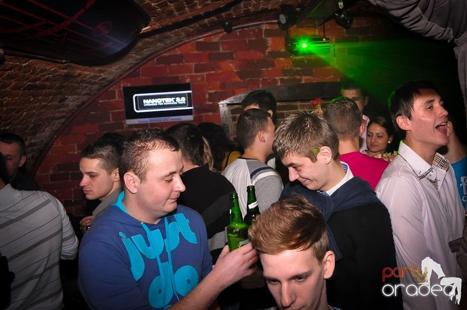 Simte basul în Club Escape, 