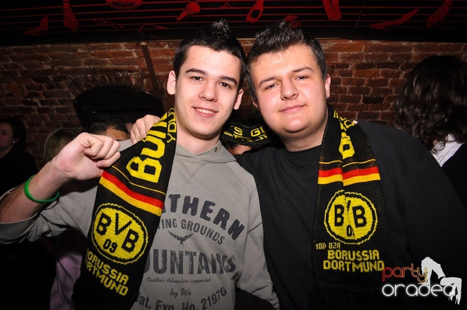 Simte basul în Club Escape, 