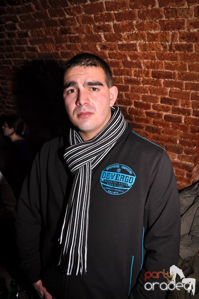 Simte basul în Club Escape, 