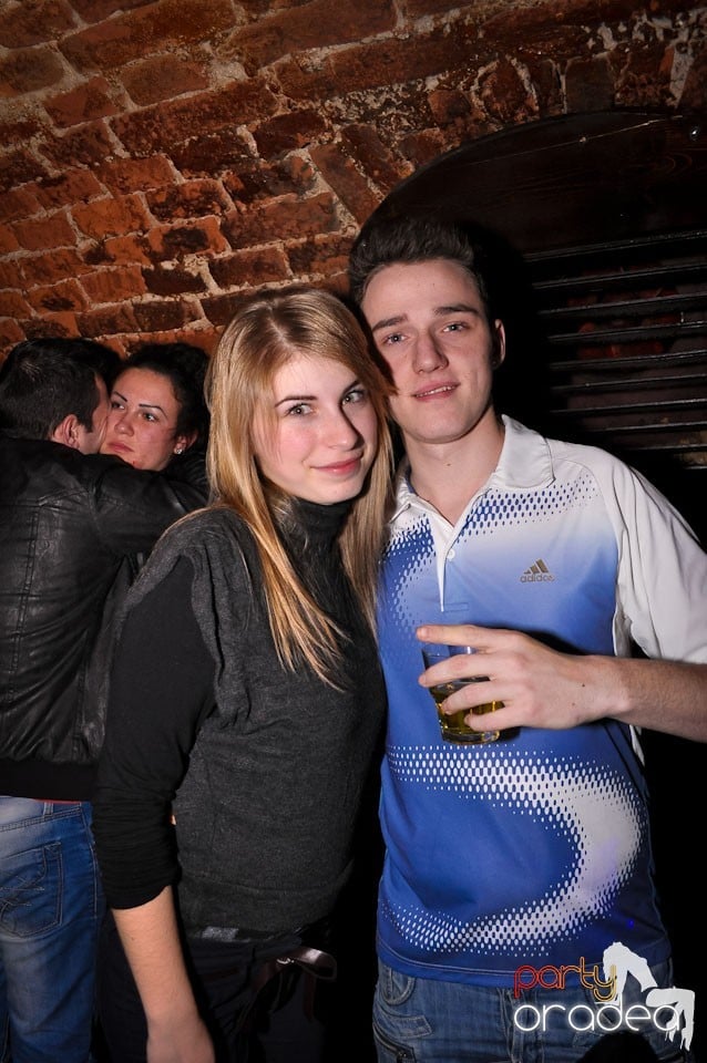 Simte basul în Club Escape, 