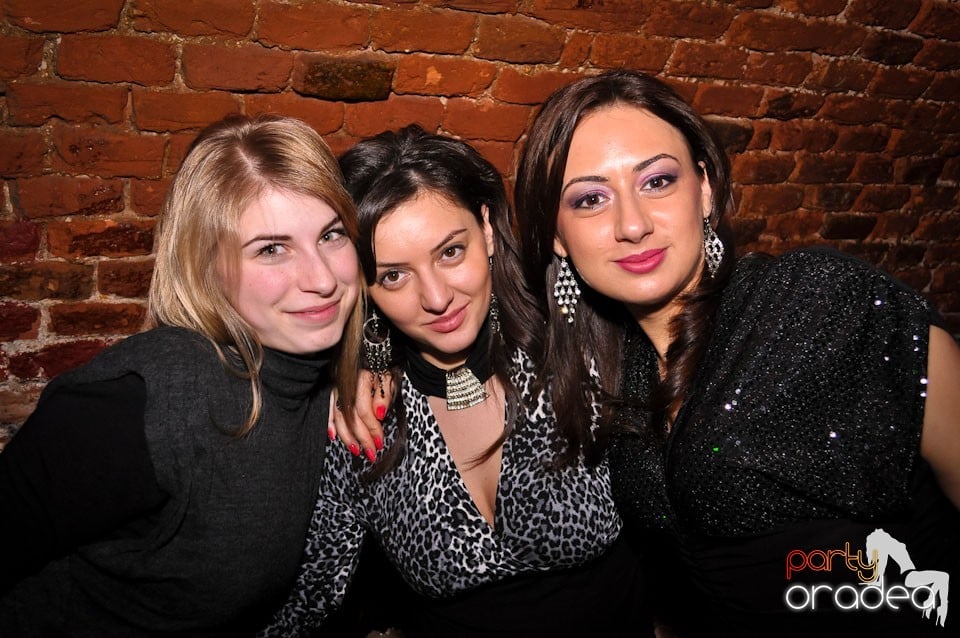 Simte basul în Club Escape, 