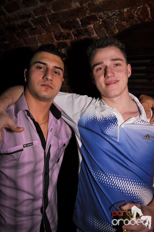 Simte basul în Club Escape, 