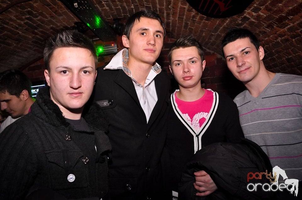 Simte basul în Club Escape, 