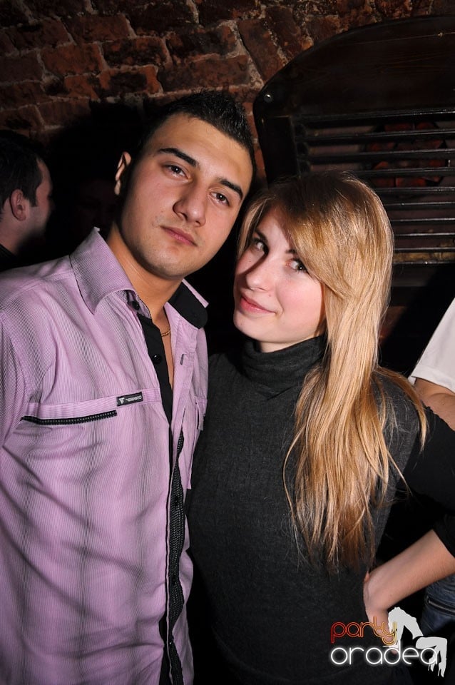 Simte basul în Club Escape, 