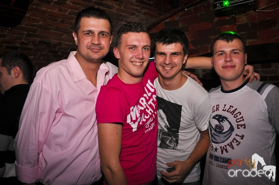 Simte basul în Club Escape, 