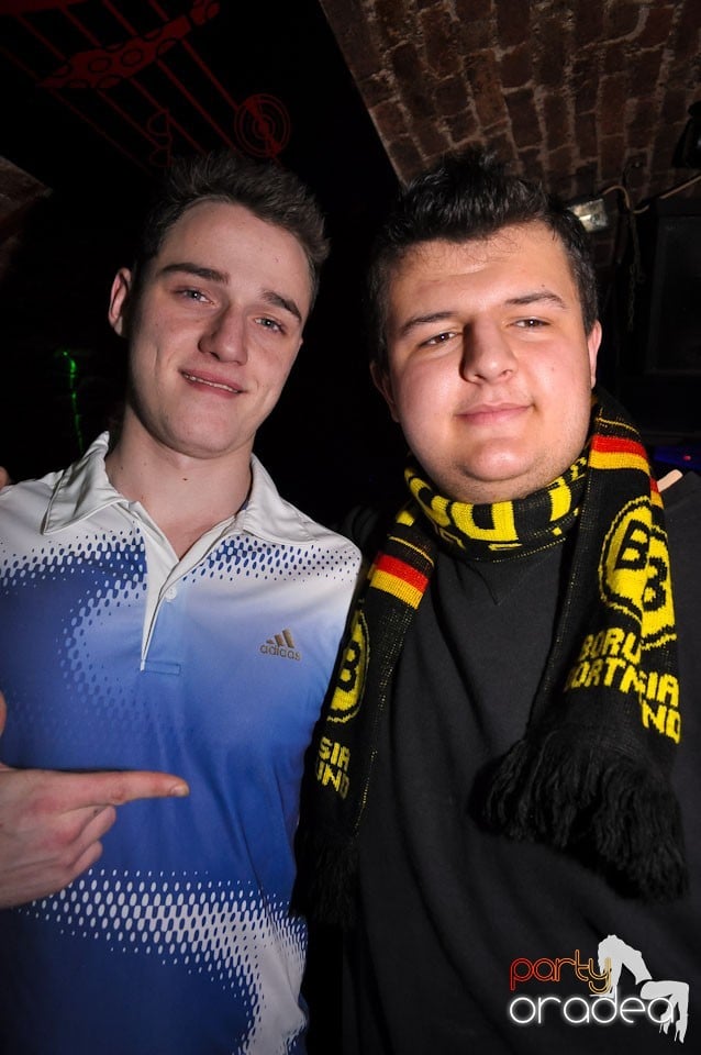 Simte basul în Club Escape, 