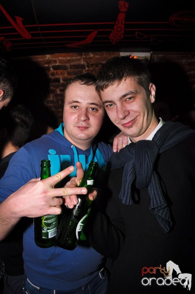 Simte basul în Club Escape, 