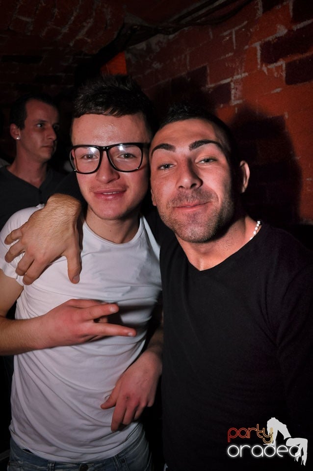 Simte basul în Club Escape, 