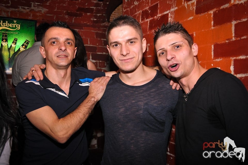 Simte basul în Club Escape, 