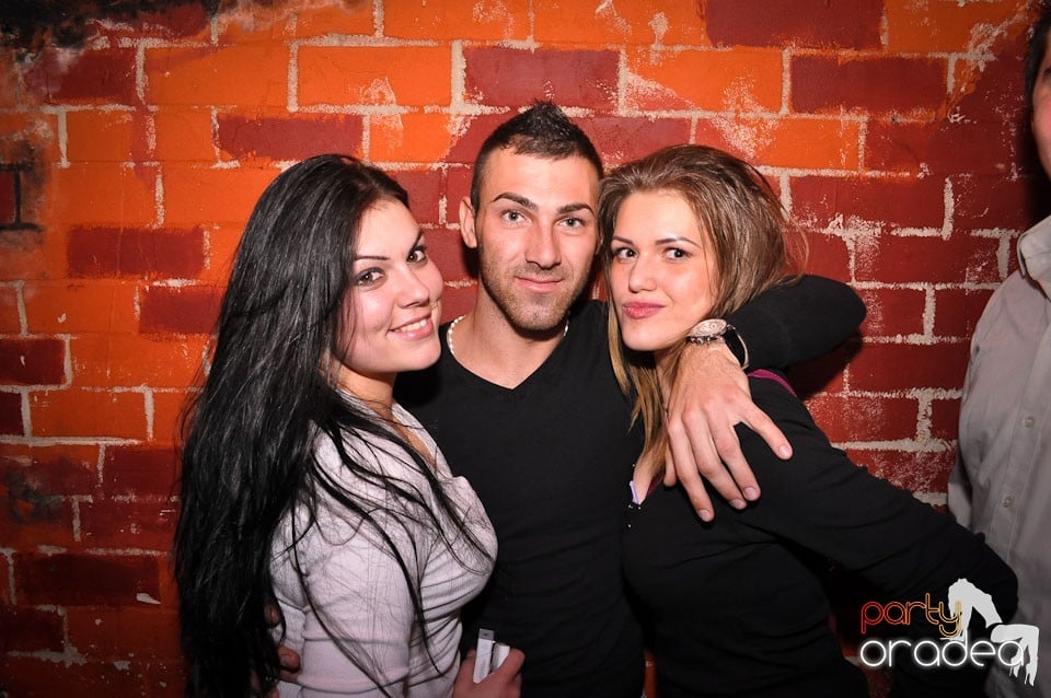 Simte basul în Club Escape, 