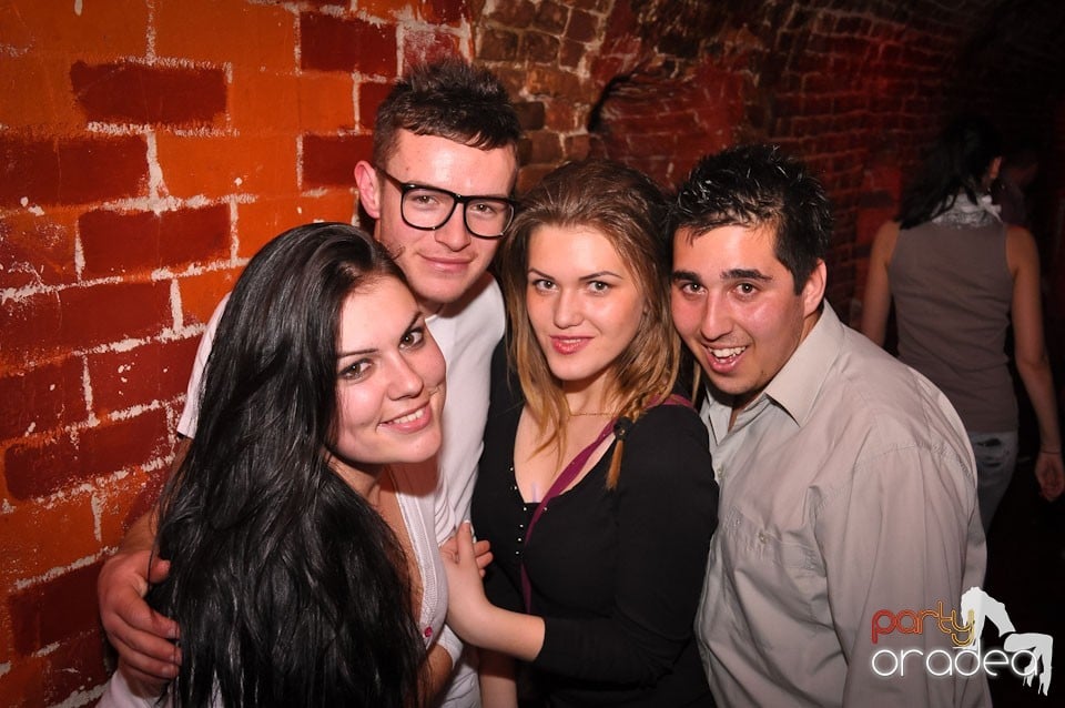 Simte basul în Club Escape, 